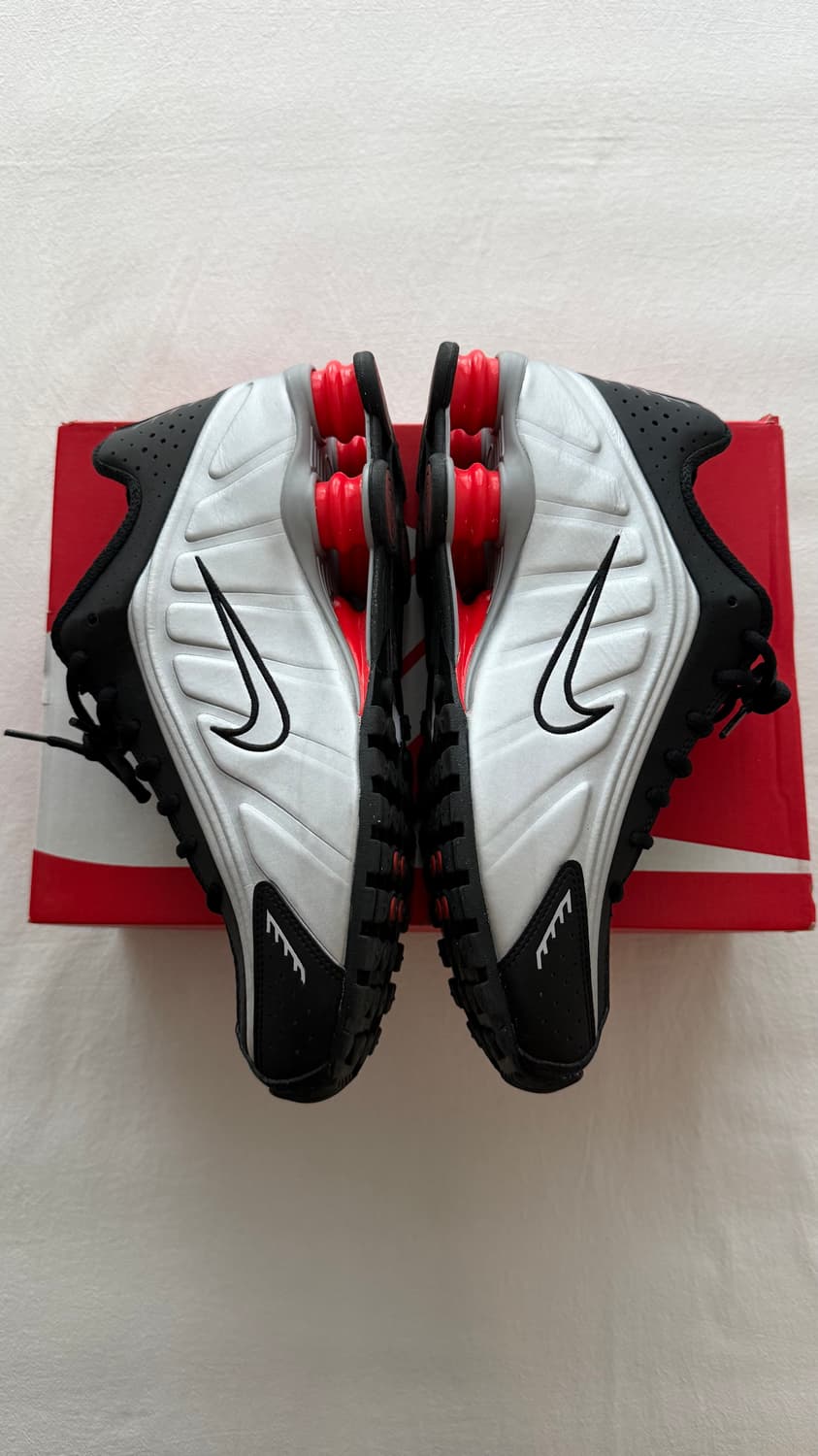 나이키 샥스 R4 블랙 앤 메탈릭 실버 270사이즈 상품이미지3