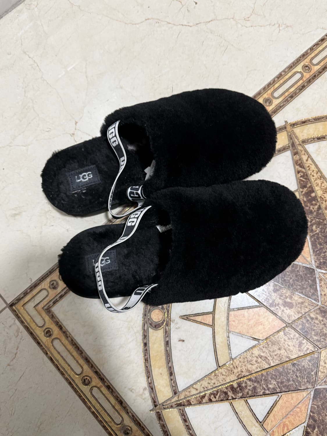 어그 플러프 예 클로그 블랙 상품이미지1