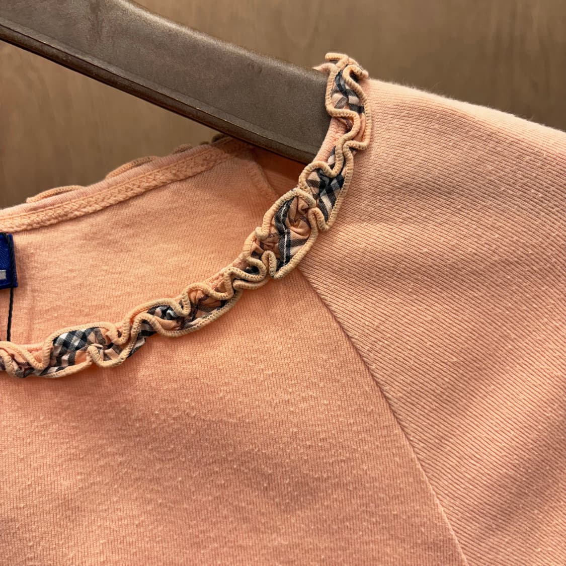 버버리 블루 라벨 코튼 7부 티셔츠 넥라인 소매 체크 프릴 디테일 오렌지 상품이미지7