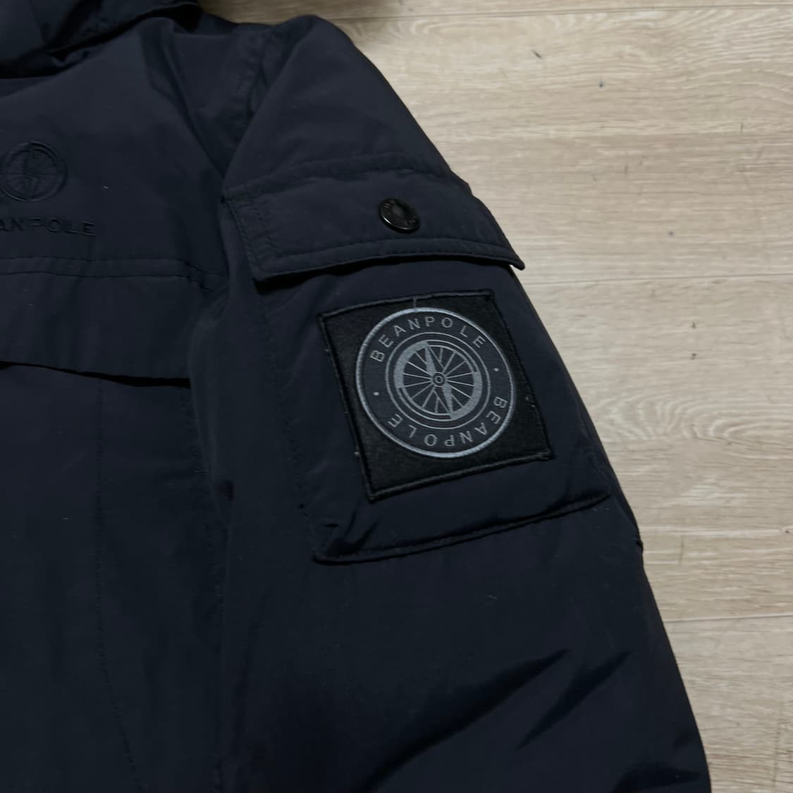 빈폴 아웃도어 덕다운 와펜 퍼후드 롱패딩 점퍼 [블랙] S/90 상품이미지4