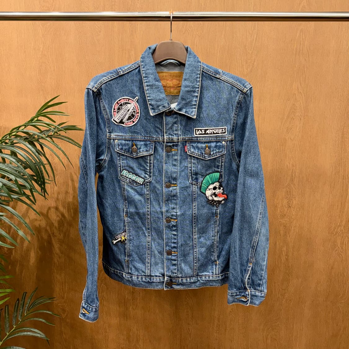 리바이스 데님 트러커 자켓 스트릿 펑크 그래픽 레터링 패치 디테일 진청 상품이미지1