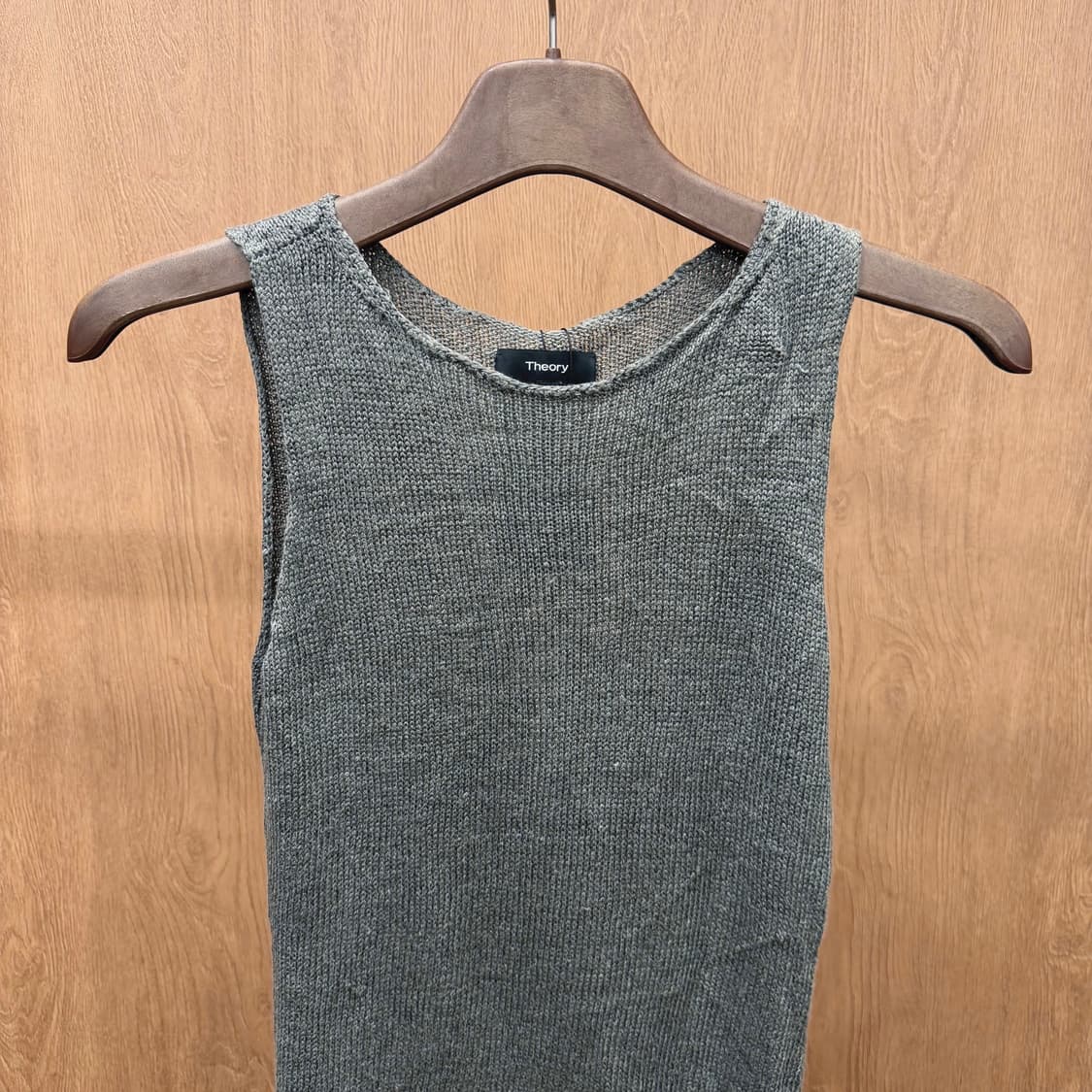 띠어리 라운드넥 슬리브리스 니트 무지 시어 텍스처 디테일 슬림핏 카키 상품이미지4