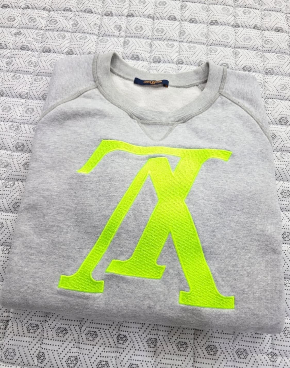 루이비통 네온 로고 맨투맨 그레이 L (드라이완료) 상품이미지3