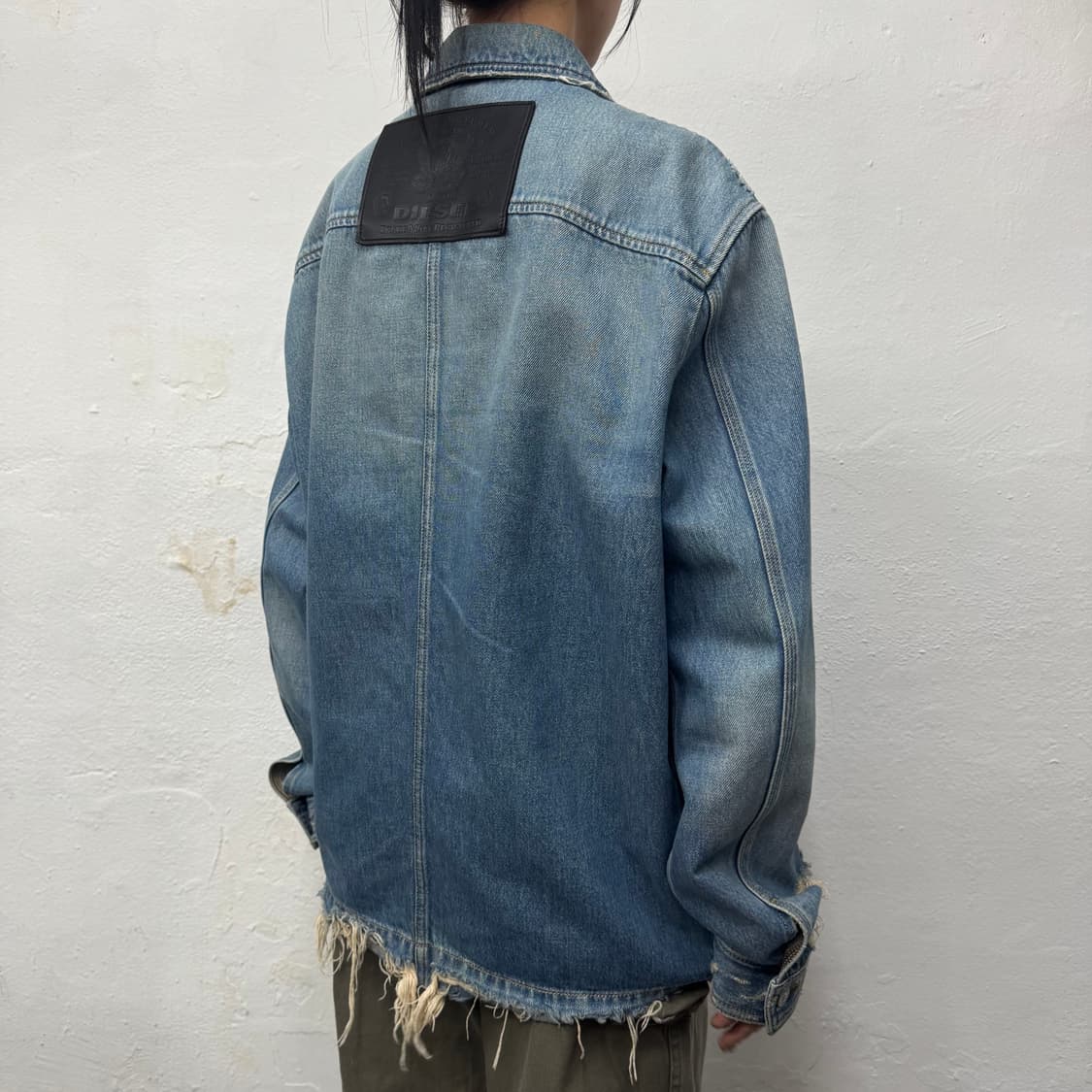 디젤(DIESEL) 라이트블루컬러 워시드 데님 디스트로이드 커버올 자켓 상품이미지2