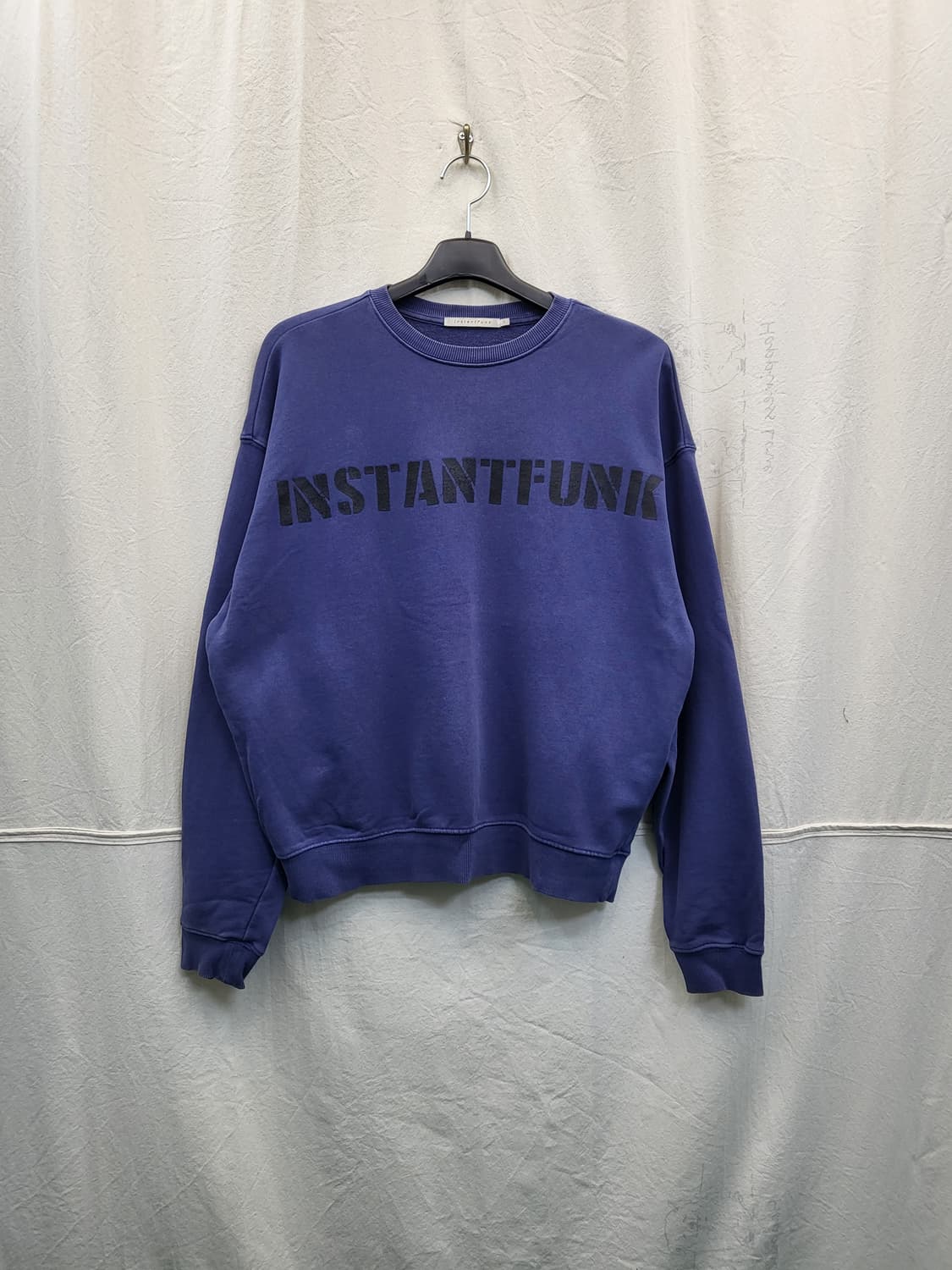 인스턴트펑크 네이비 로고 맨투맨 상품이미지1