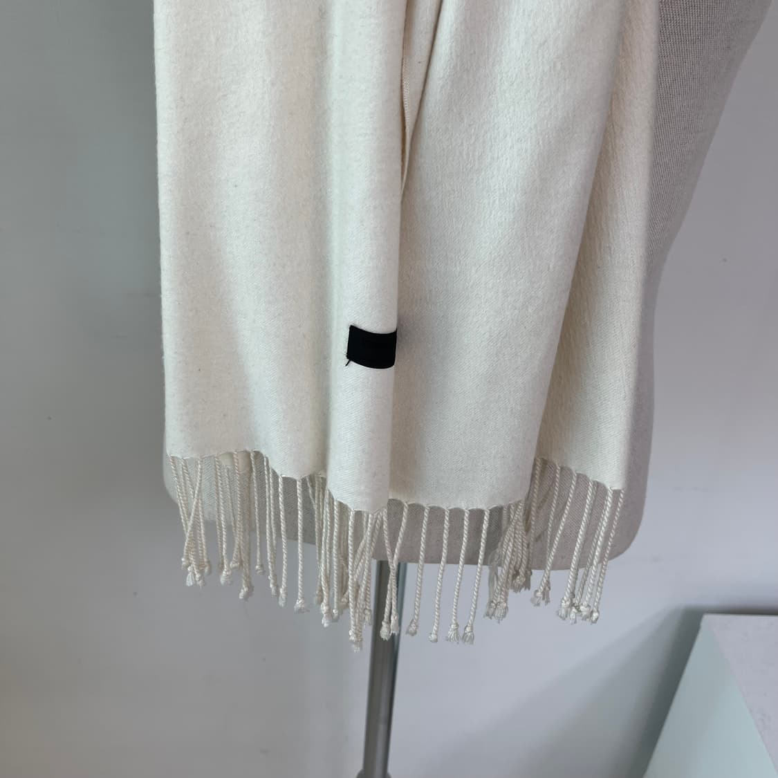 꼼사 데 모드 크림화이트 머플러 상품이미지3