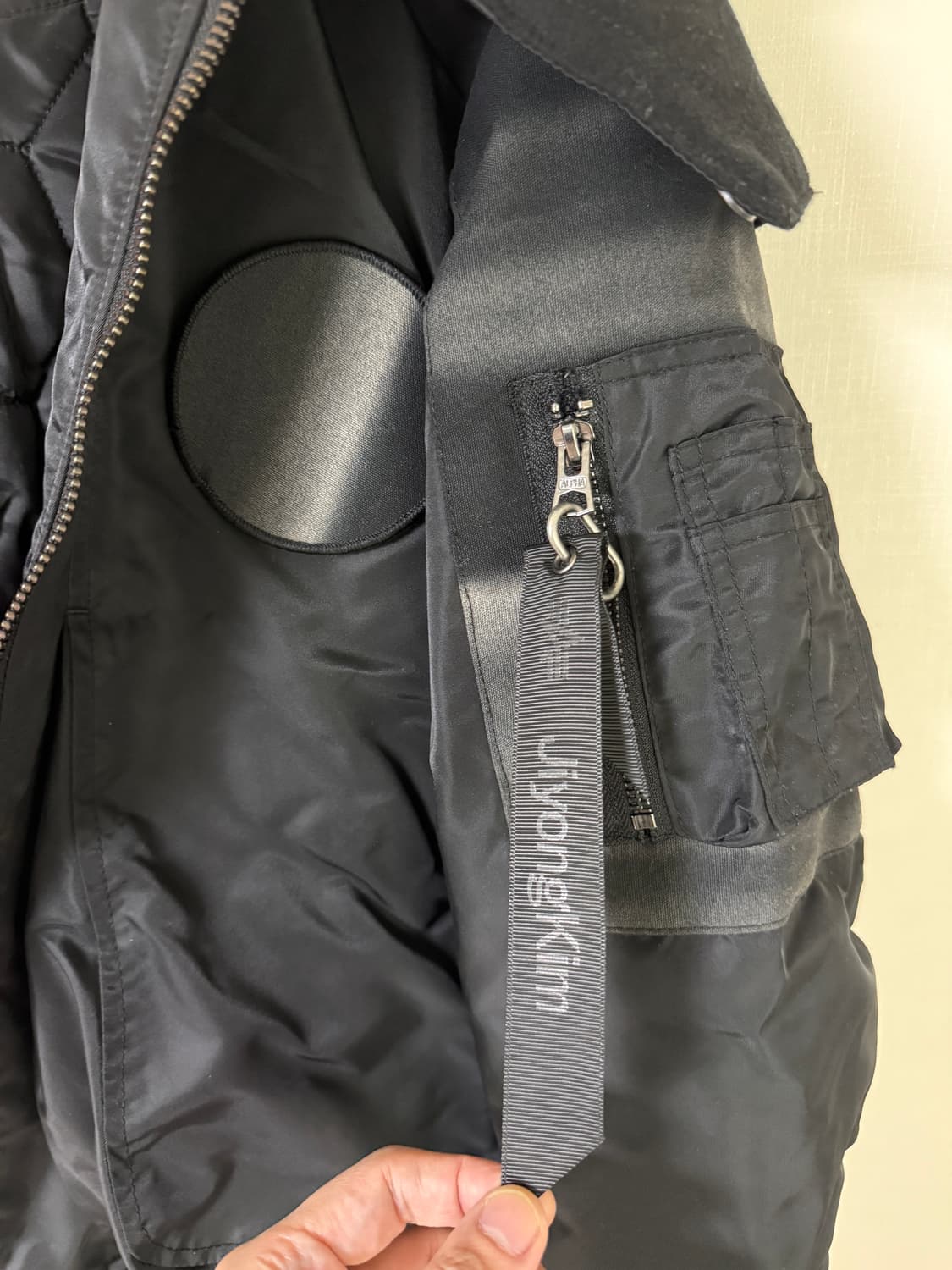 지용킴 X 알파린더스트리 선블리치 패딩 상품이미지4