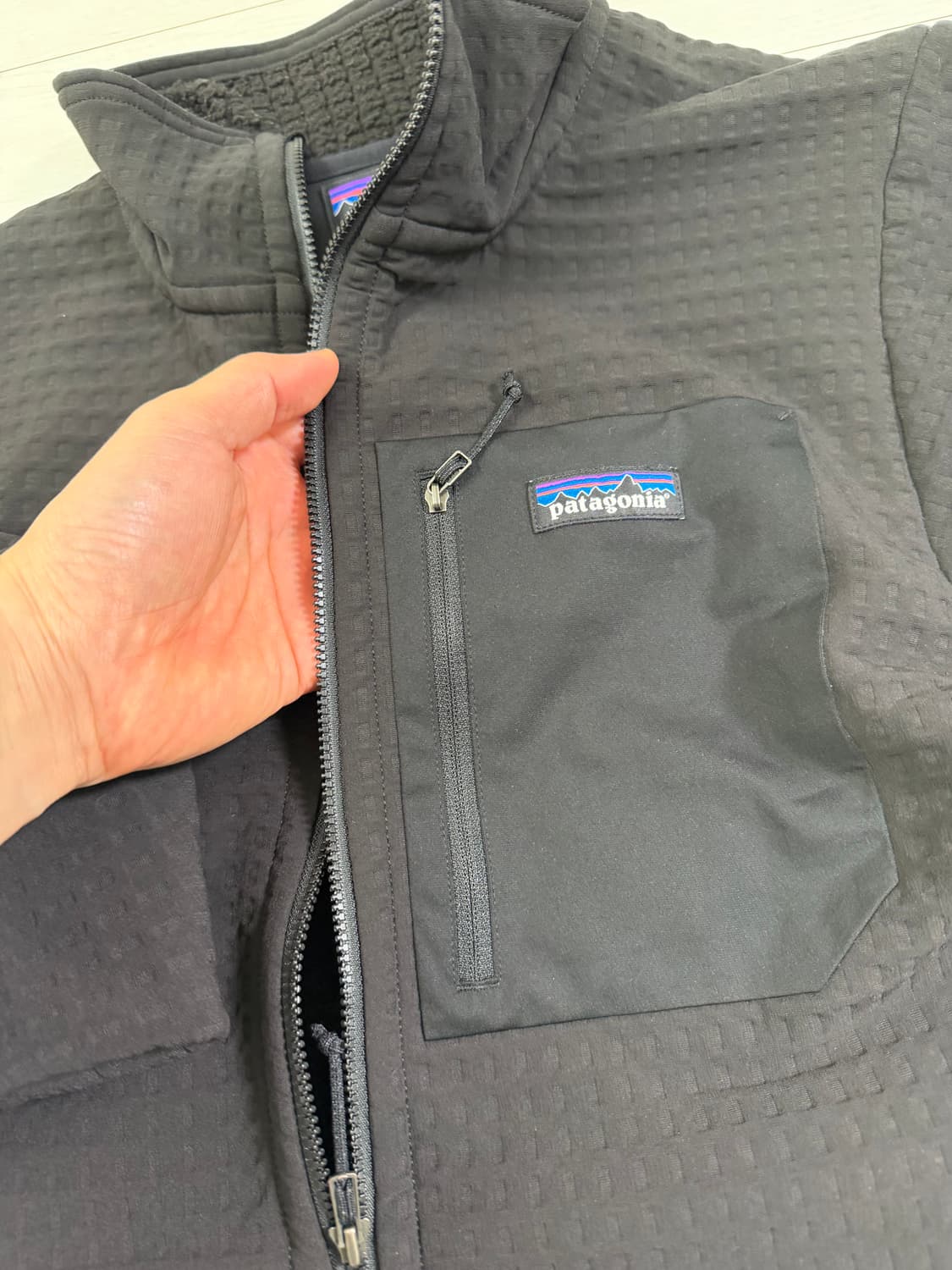 파타고니아 R2  자켓 블랙 M 사이즈  사진찍고 절대 안입습니다  상태 상품이미지4