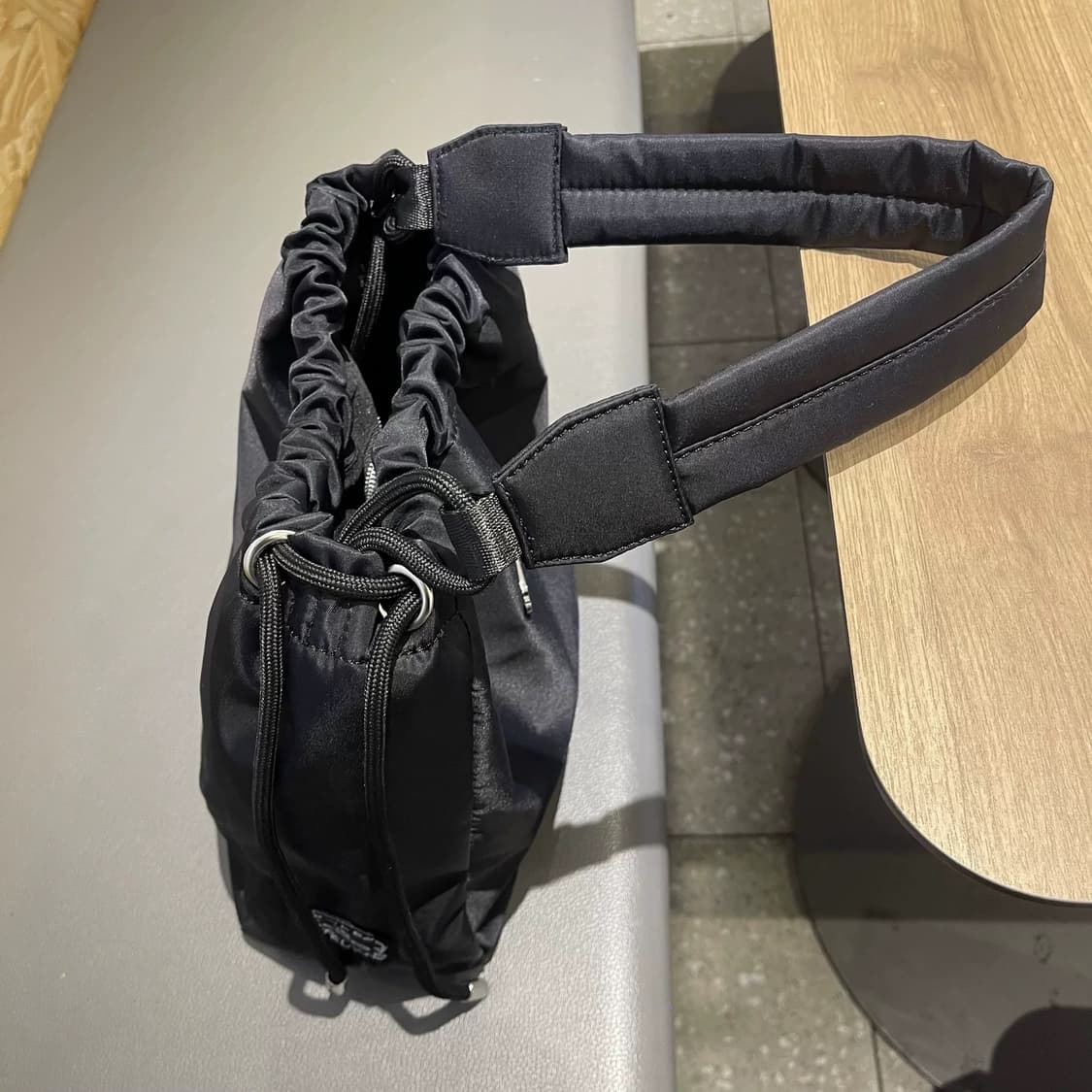 비비안 웨스트우드 힐러리 로고 버킷백 블랙 상품이미지2