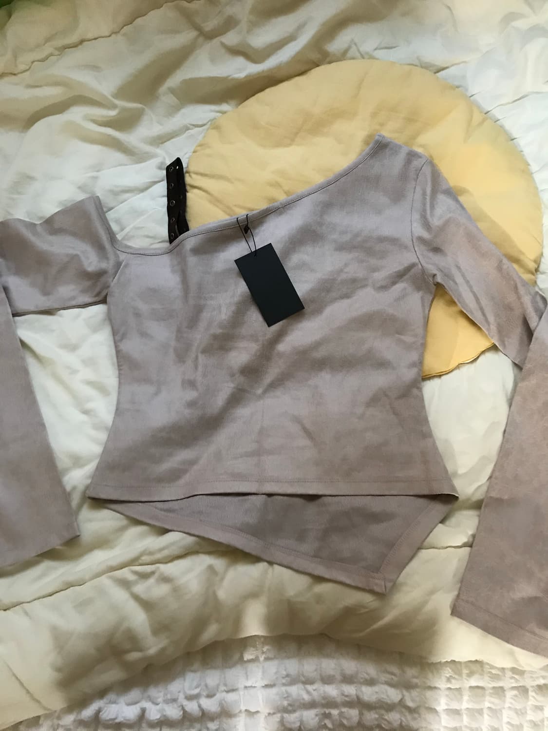 [새제품, 무배] 달링유어배드, 원 숄더 스웨이드 탑 (베이지) 상품이미지4