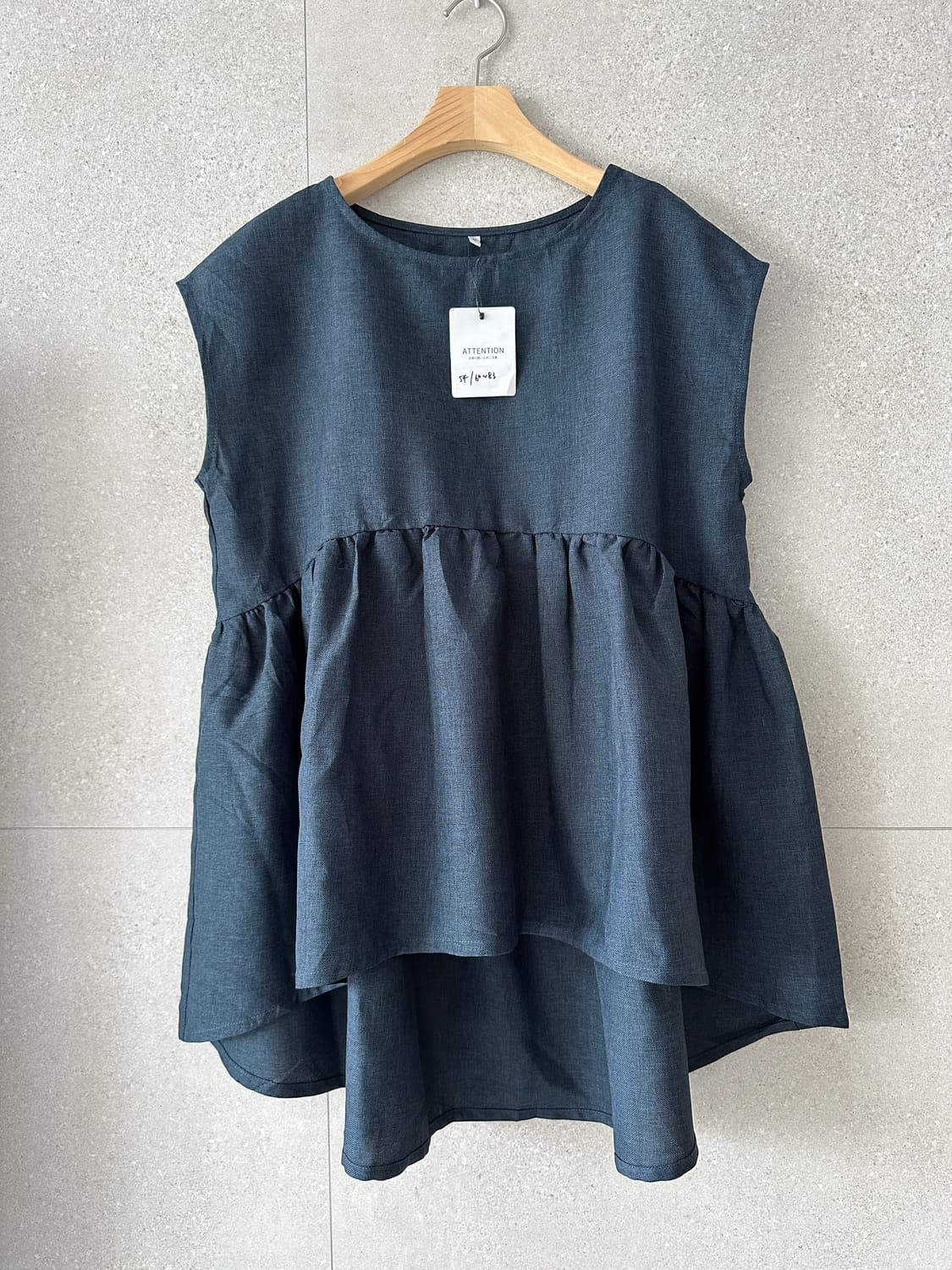 네이비색 언발란스 민소매 블라우스 상품이미지1