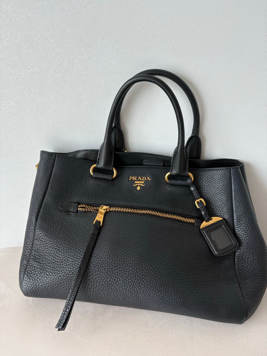 프라다 블랙 가죽 토트백 상품이미지1