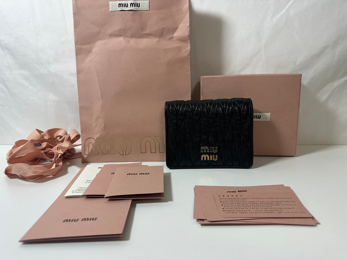 미우미우 마틀라쎄 반지갑 블랙 (OS) 상품이미지1