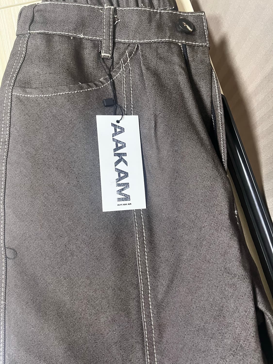 아캄 핀턱 데님 팬츠 브라운1 새상품 상품이미지2