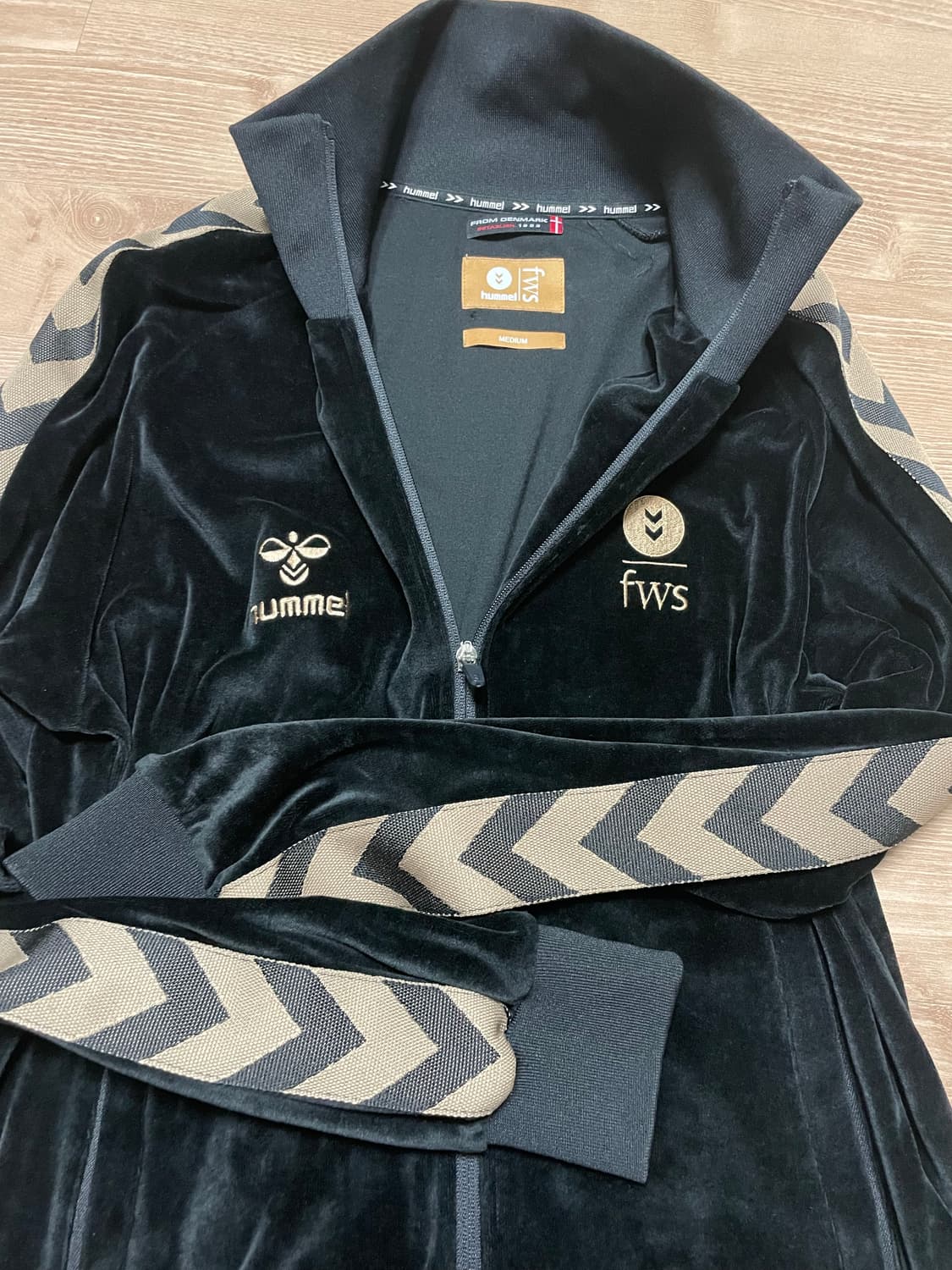 프리즘웍스 x 험멜 벨벳 트랙자켓 상품이미지5