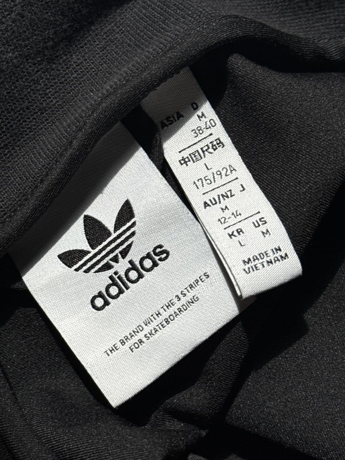 아디다스 오리지널스 스케이트 재킷 블랙 베러 스칼렛 L사이즈 판매합니다 상품이미지3