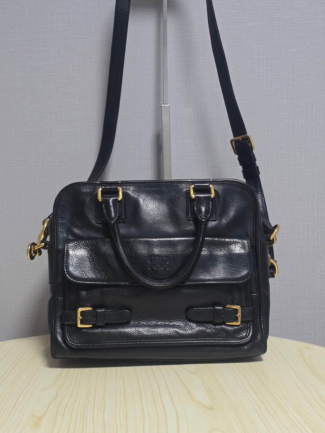 로에베 마드리드 그레인 카프스킨 크루즈백 상품이미지1