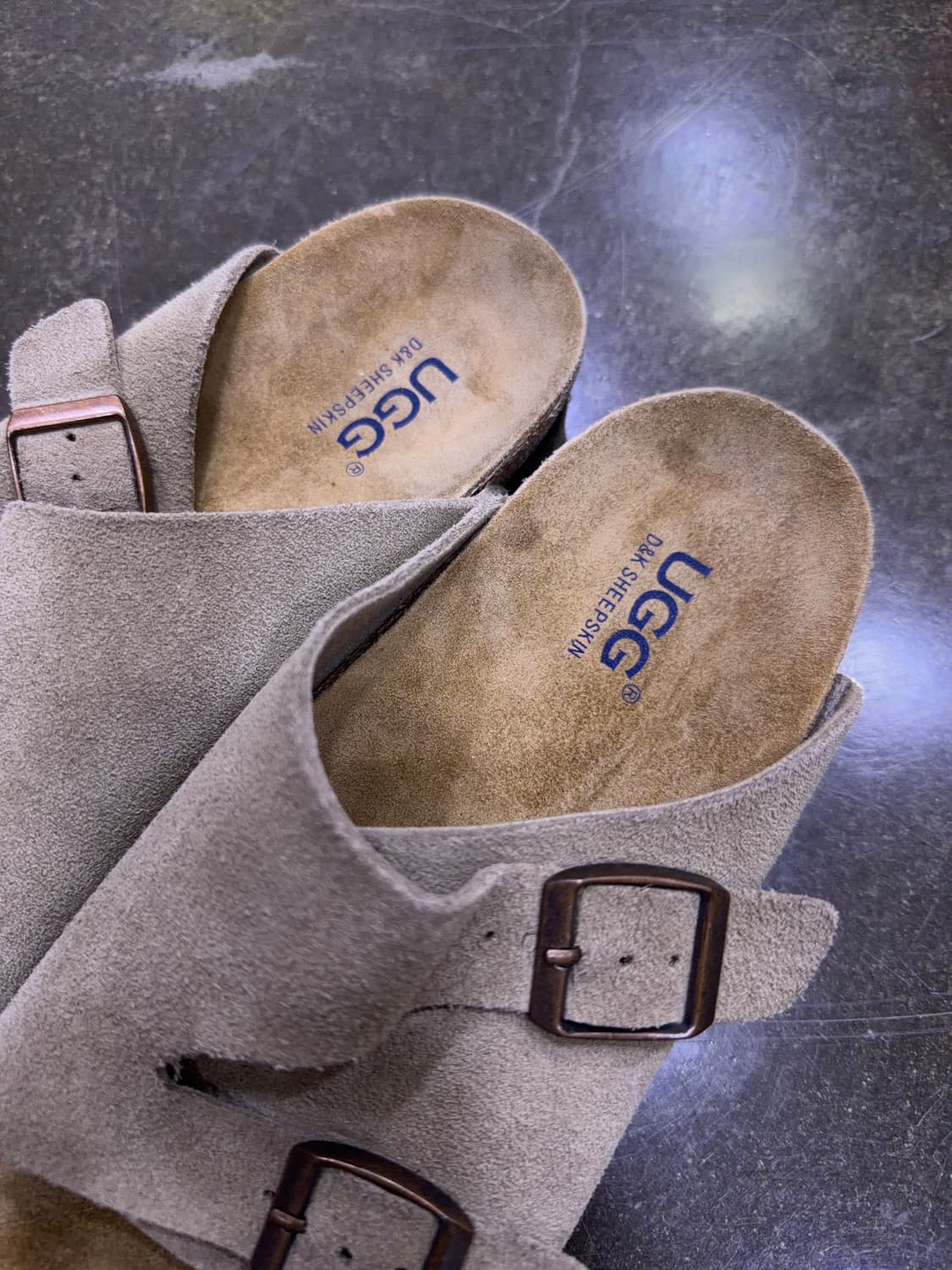 어그 D&K SHEEPSKIN 다크쉽 취리히 스웨이드 샌들 240 상품이미지5