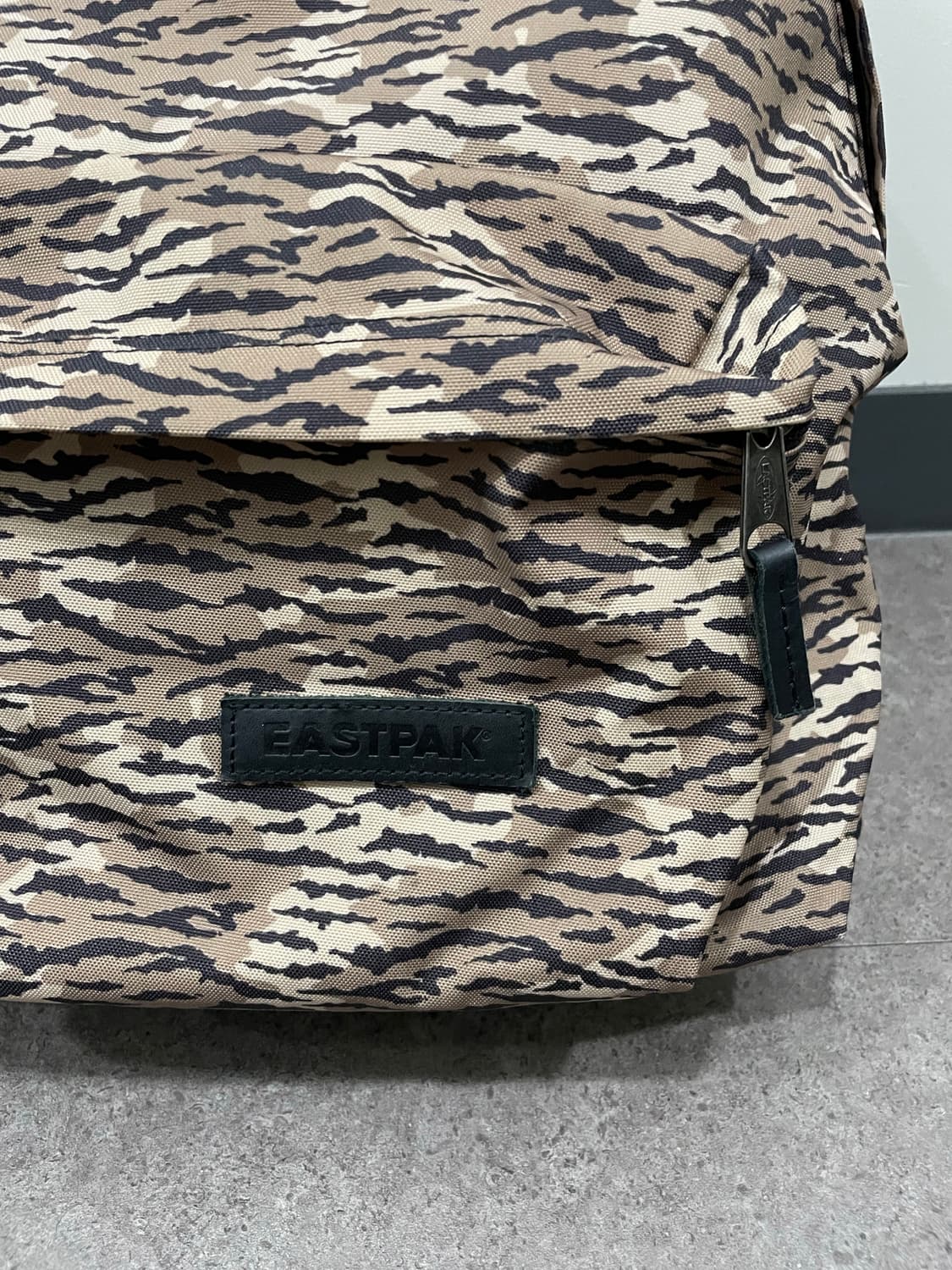 Eastpak 이스트팩 패디드 파커 타이거 카모 백팩 상품이미지6