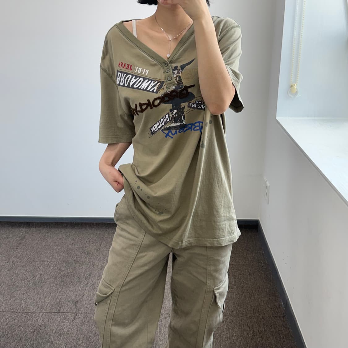 Fubu 후부 그래픽 포인트 브이 헨리넥 카키 반팔 상품이미지1