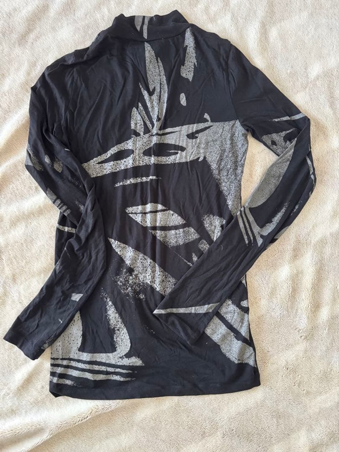 율리우스 홀 그래픽 하이넥 탑 상품이미지2