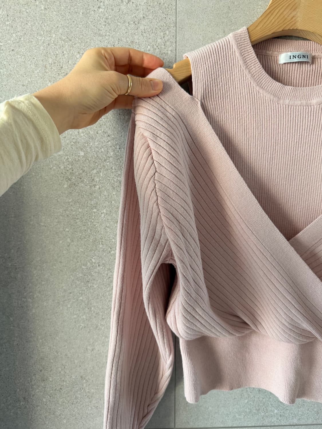 오프숄더 베이지핑크 골지 니트 레이어드 숏 긴팔 티셔츠 상품이미지2