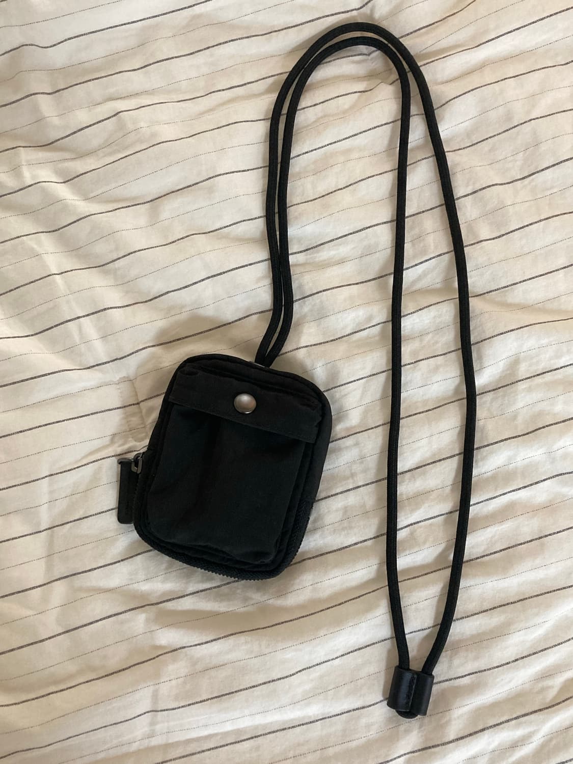 코스 미니 크로스바디 파우치 (블랙) 판매해요! 상품이미지1