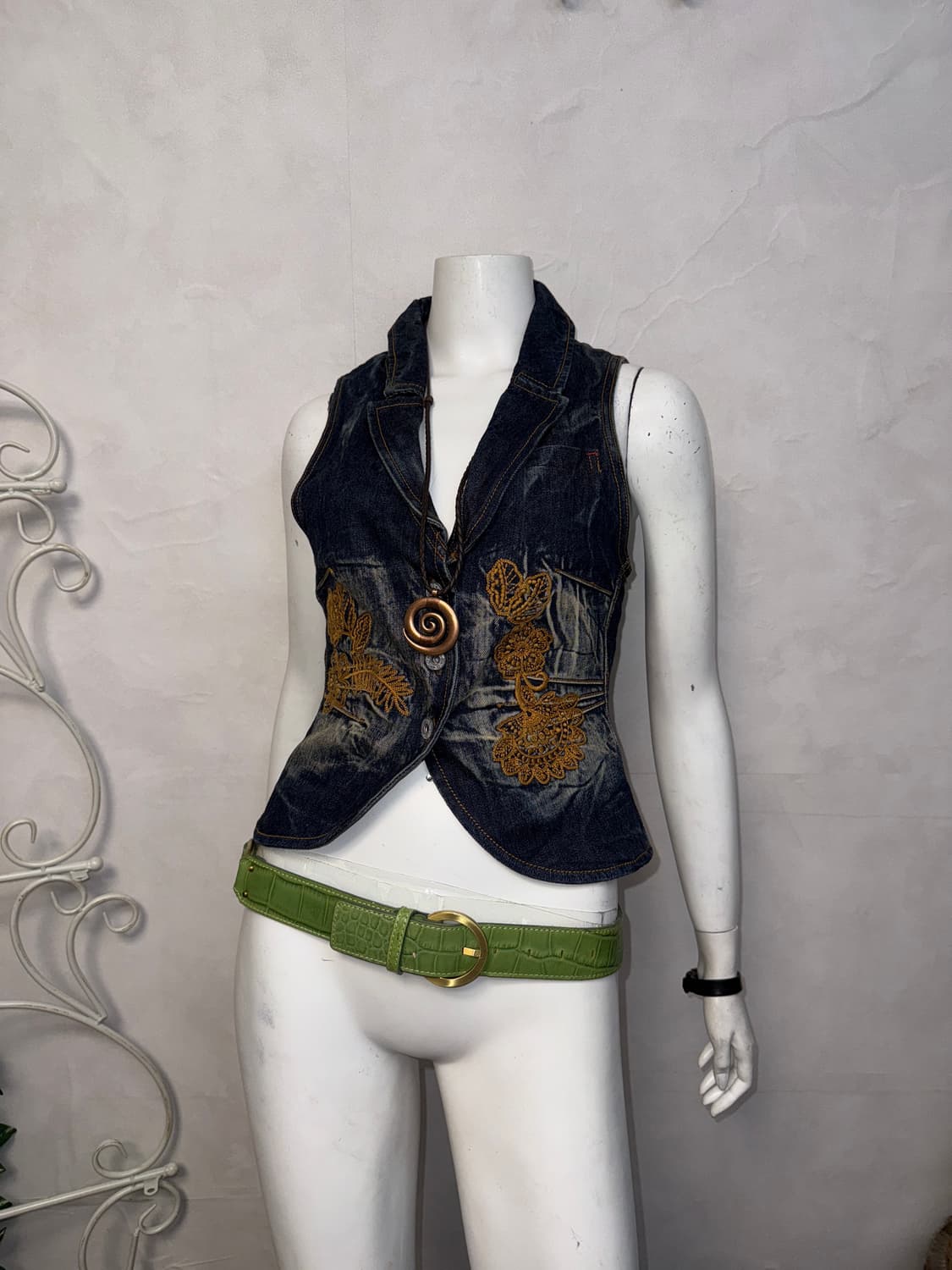 Washing denim floral embroidered vest 상품이미지4