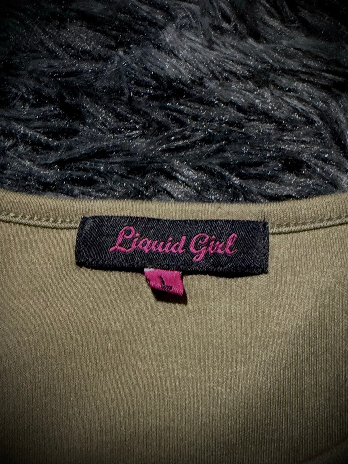 Liquid Girl 걸프린팅 레터링 사이드 셔링 카키 롱슬리브 상품이미지9
