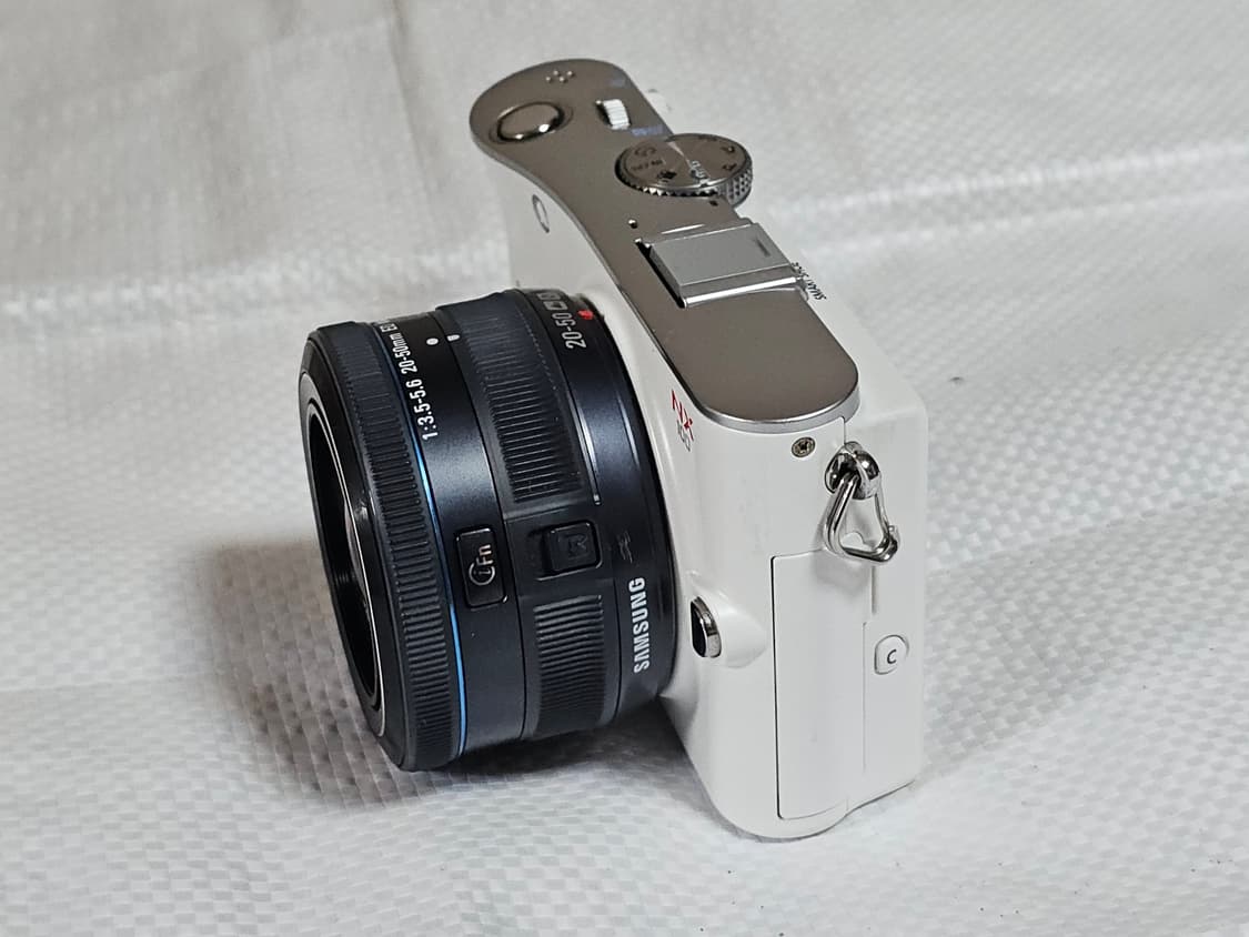 삼성 NX100 미러리스 카메라와 20-50mm 번들 렌즈 상품이미지4