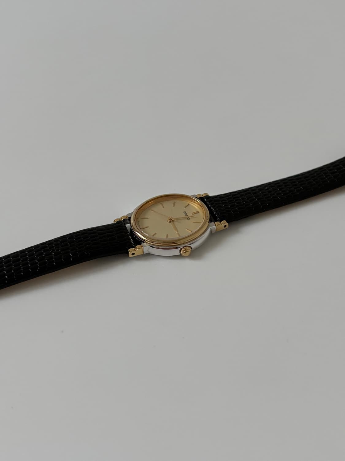 1980s Gold Bezel Oval Ladies Quartz 상품이미지5