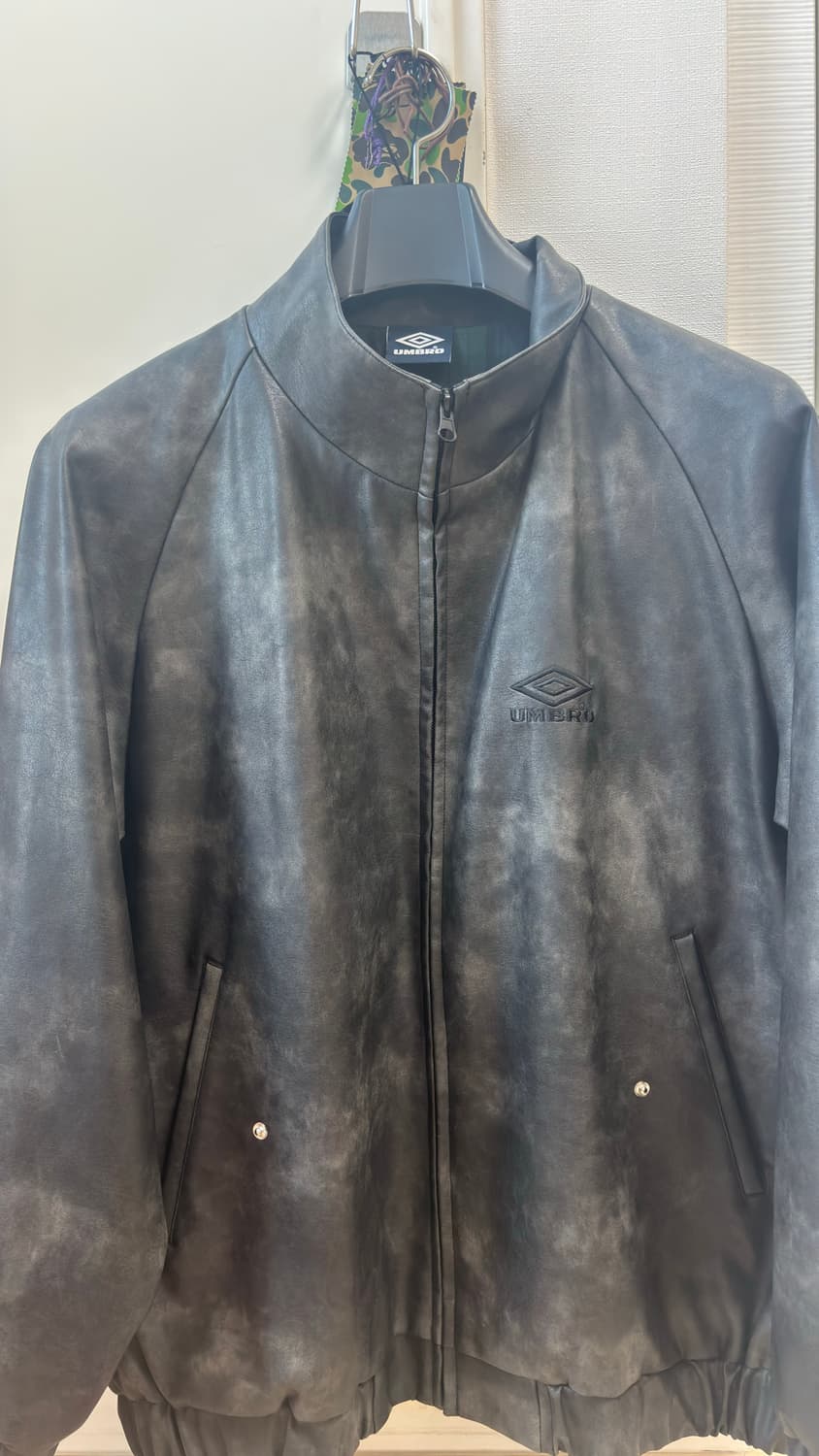 엄브로 레더렛 스탠드 칼라 블루종 상품이미지1