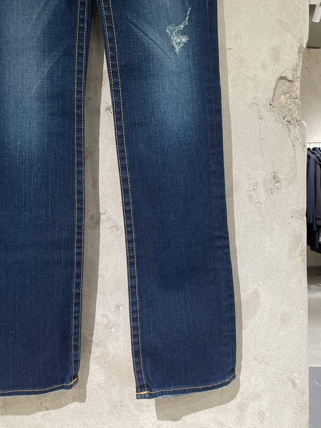 트루 릴리전 조니 진청 데미지 워싱 로우 라이즈 데님 팬츠 상품이미지5