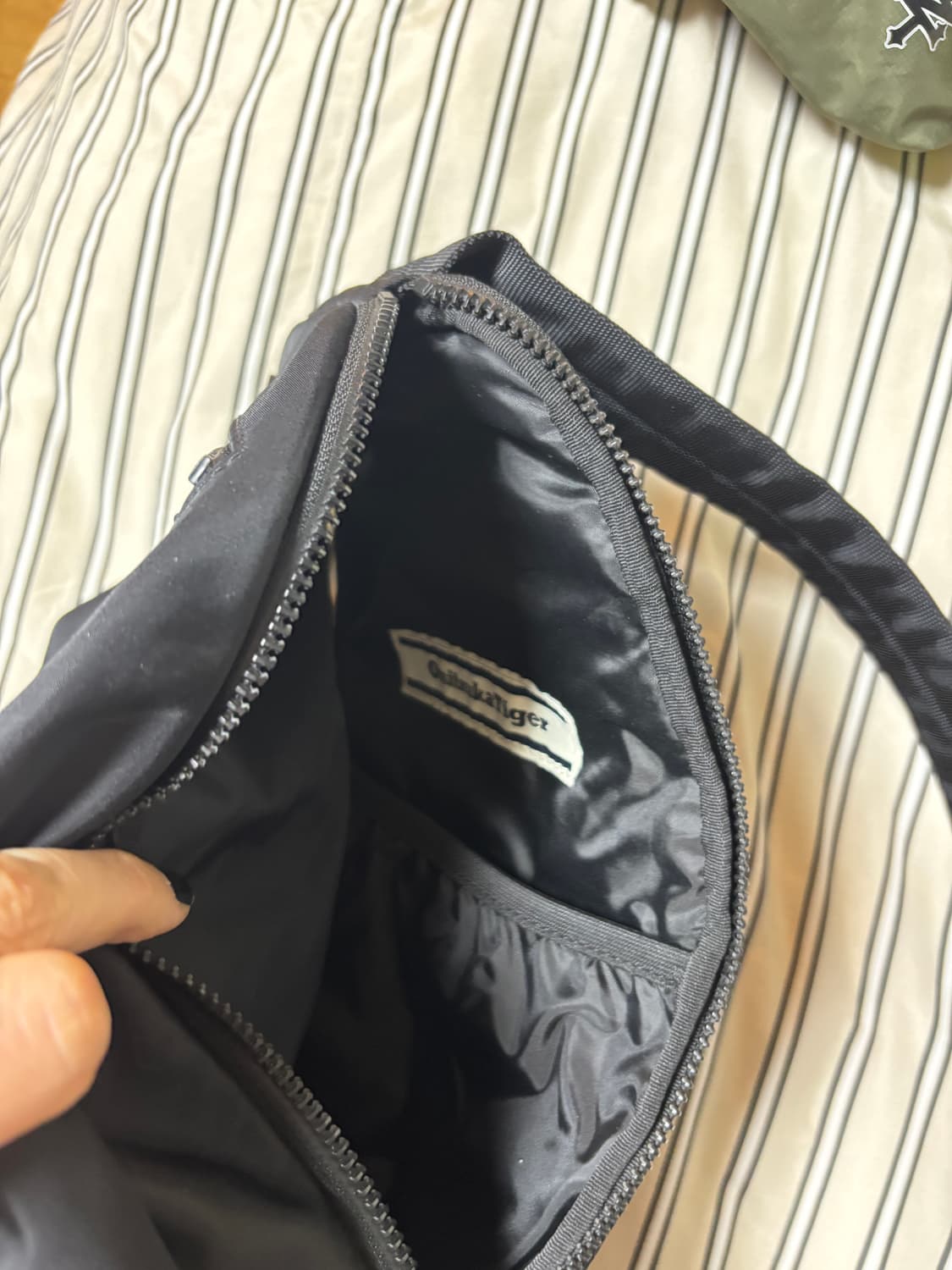 오니츠카타이거 블랙 힙색 상품이미지2