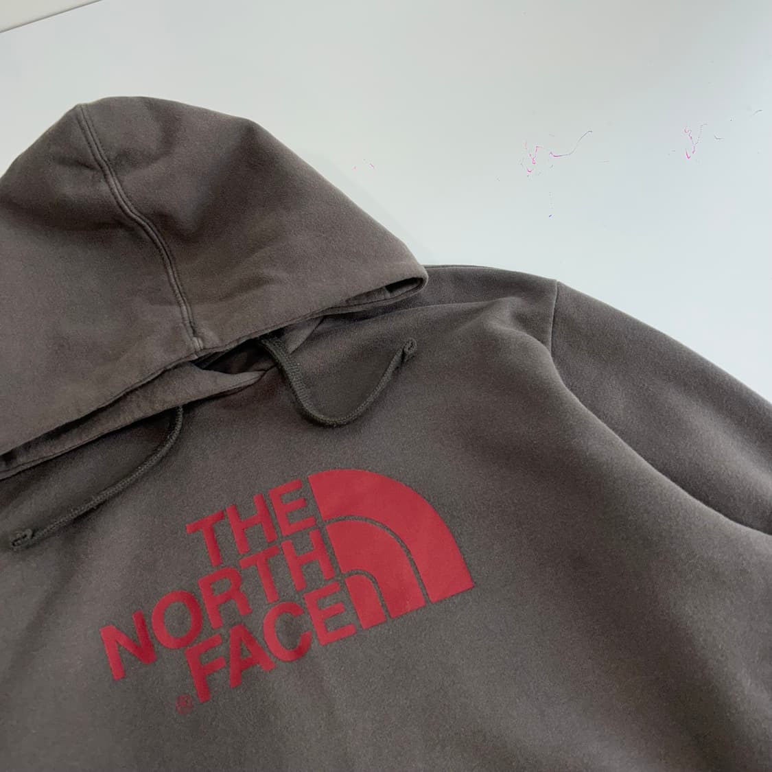 The north face 노스페이스 레드 로고 애쉬브라운 후드티 상품이미지4