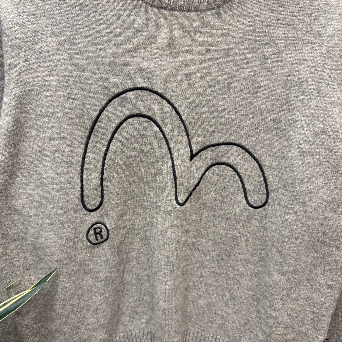 00s 에비수 라운드넥 니트 전면 자수 로고 포인트 그레이 상품이미지5