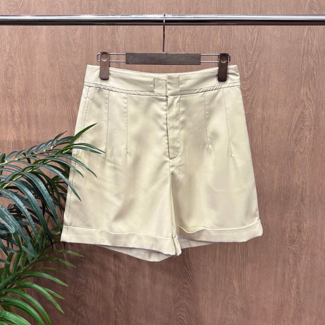 질샌더 반바지 밑단 롤업 후면 로고 라벨 디테일 레귤러핏 베이지 상품이미지1