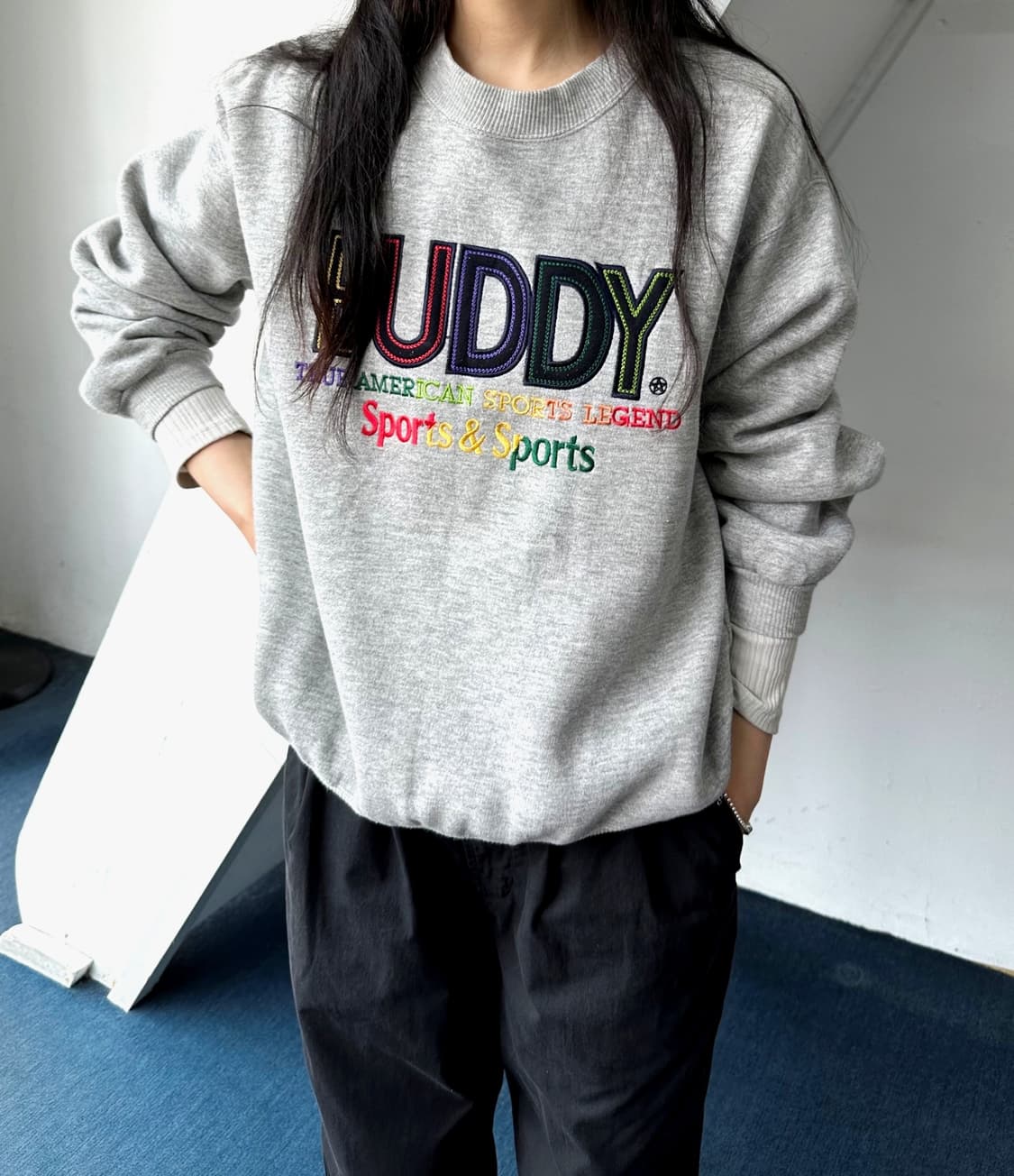 Design patch crew neck sweat P/O 상품이미지4