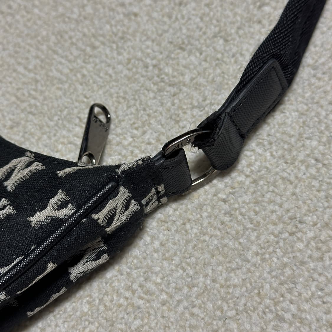 MLB 모노그램 자카드 호보백 상품이미지8