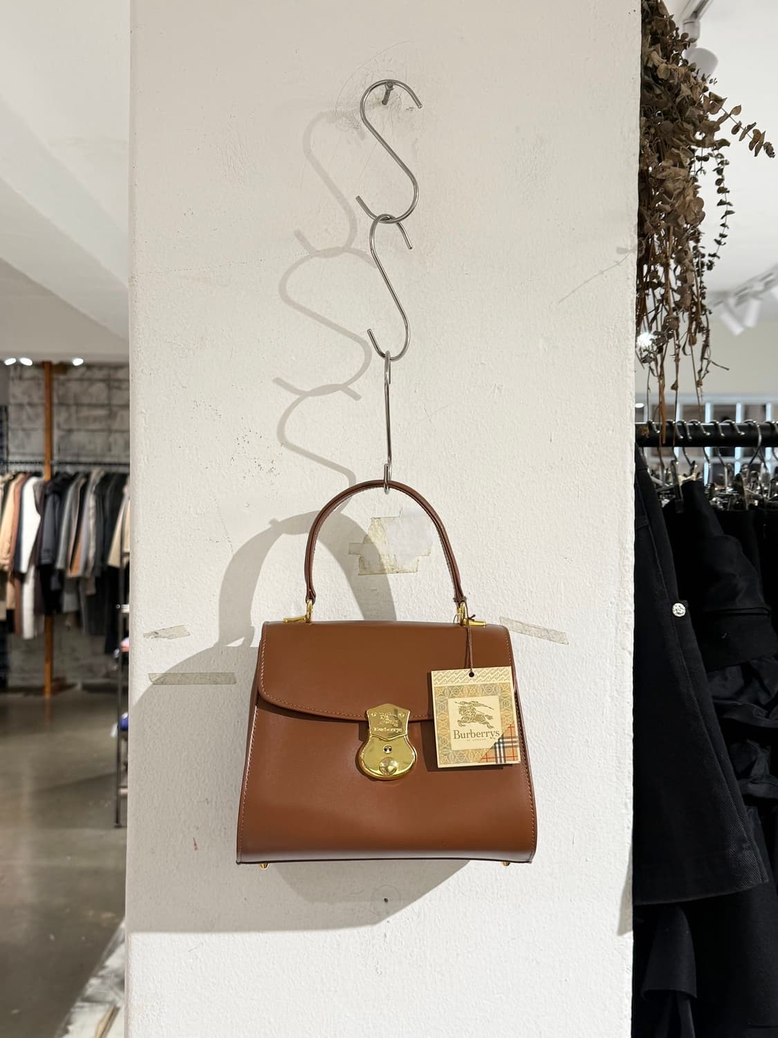 버버리 브라운 레더 금장 탑 핸들 백 상품이미지2