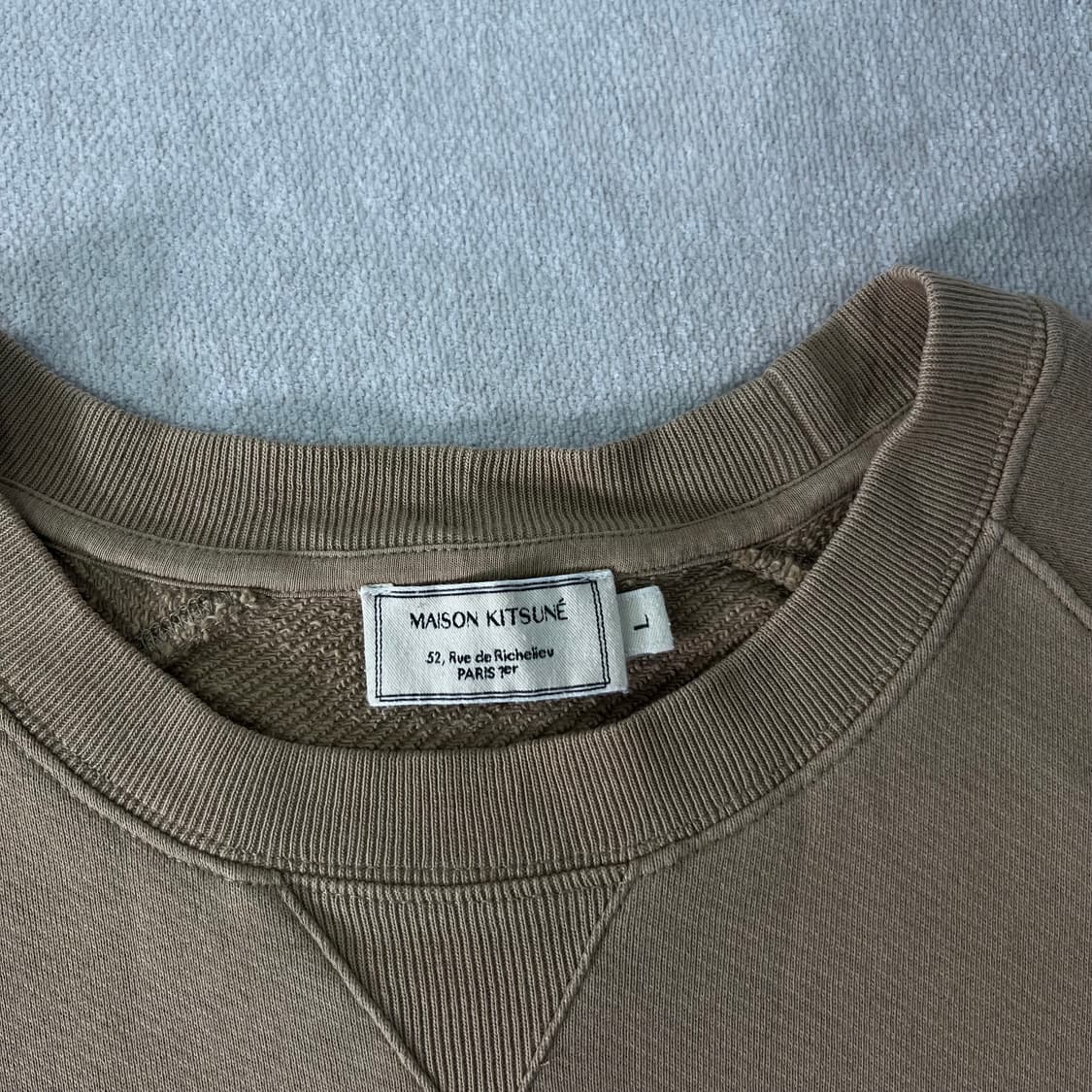 100 메종키츠네 24FW 빅로고 베이지 맨투맨 상품이미지3