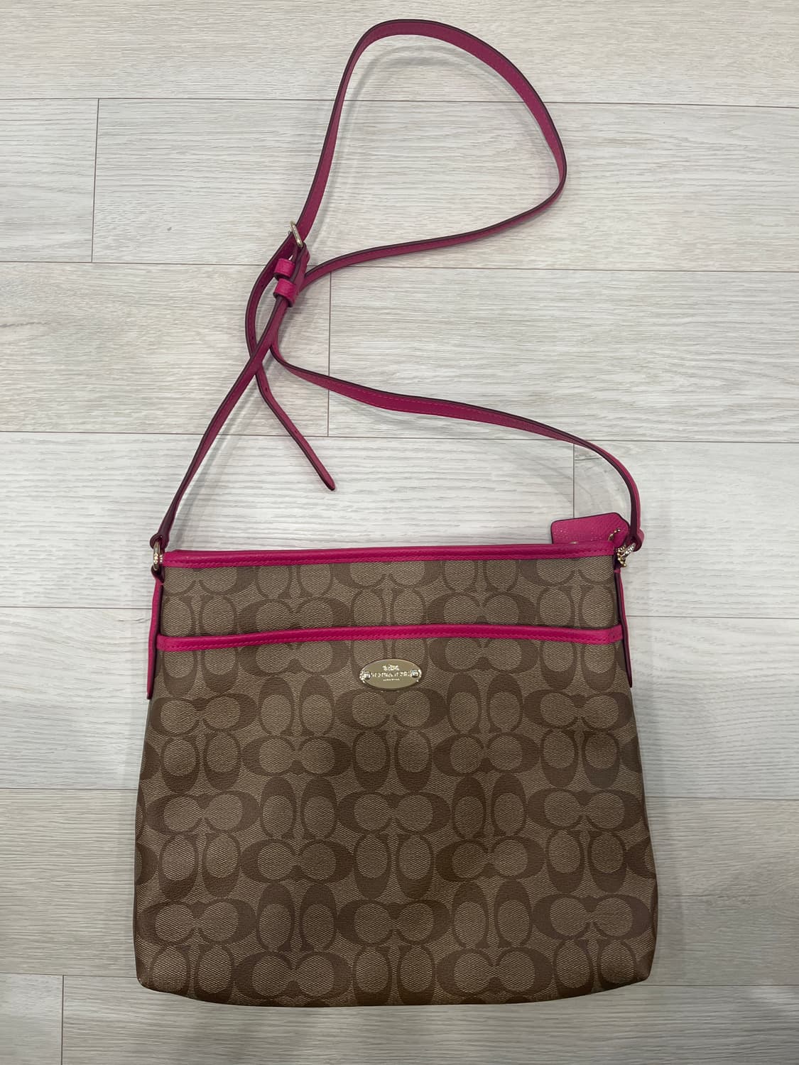 코치 시그니처 크로스백 브라운/핑크 상품이미지1