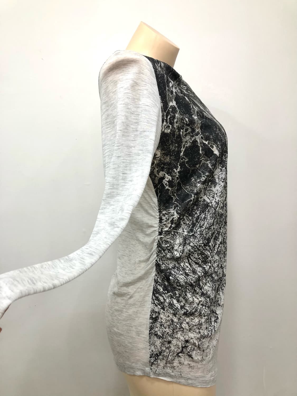 crack graphic print long sleeve 상품이미지3