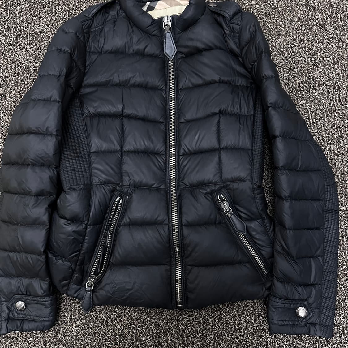 버버리 정품 여성 구스다운 경량 패딩 블랙 M 상품이미지4