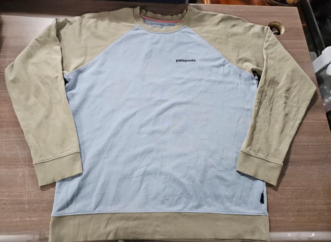 파타고니아 스모크블루 카키배색백프린팅 맨투맨 L 상품이미지1