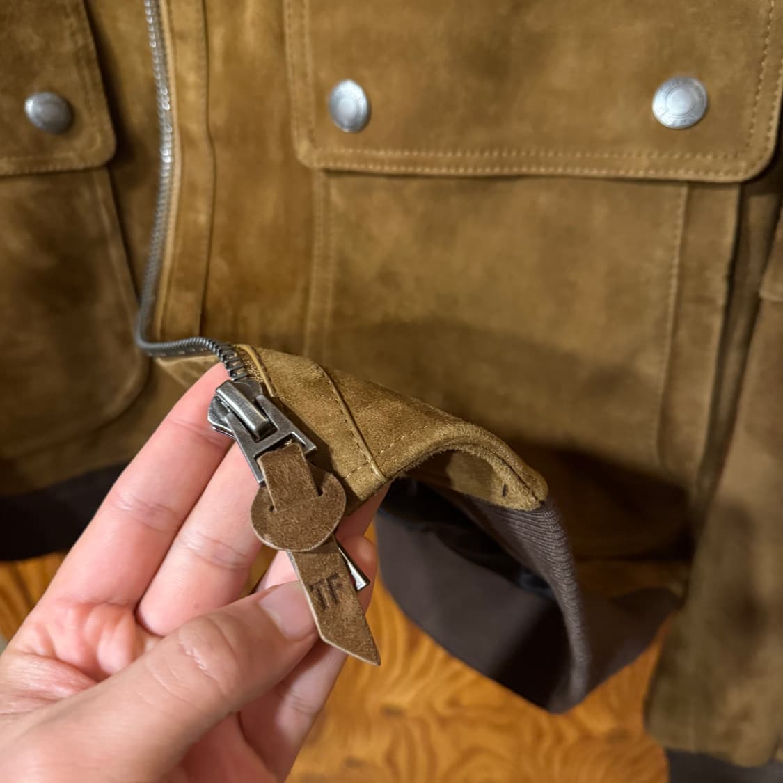 톰포드 23 S/S 스웨이드 자켓 판매 합니다. 상품이미지2