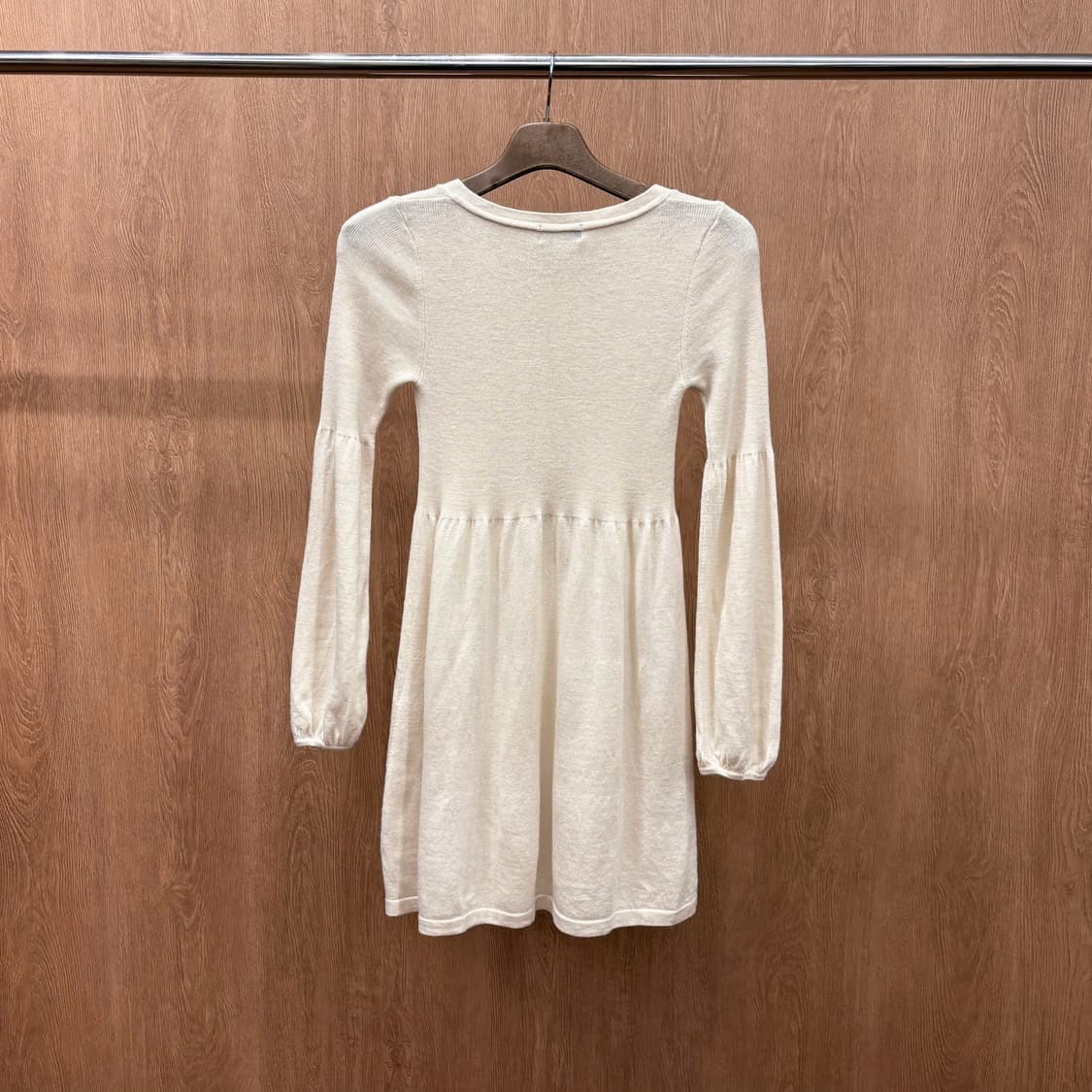 버버리 블루 라벨 브이넥 긴팔 니트 원피스 셔링 버튼 디테일 아이보리 상품이미지3