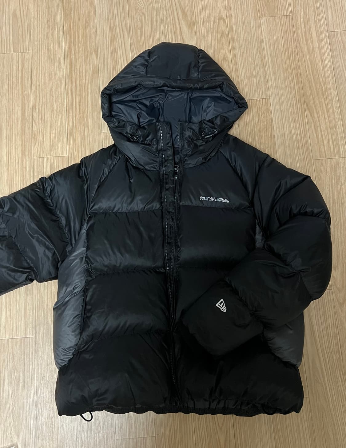 뉴에라 커브드 라인 후드 푸퍼 다운 재킷 블랙 상품이미지3