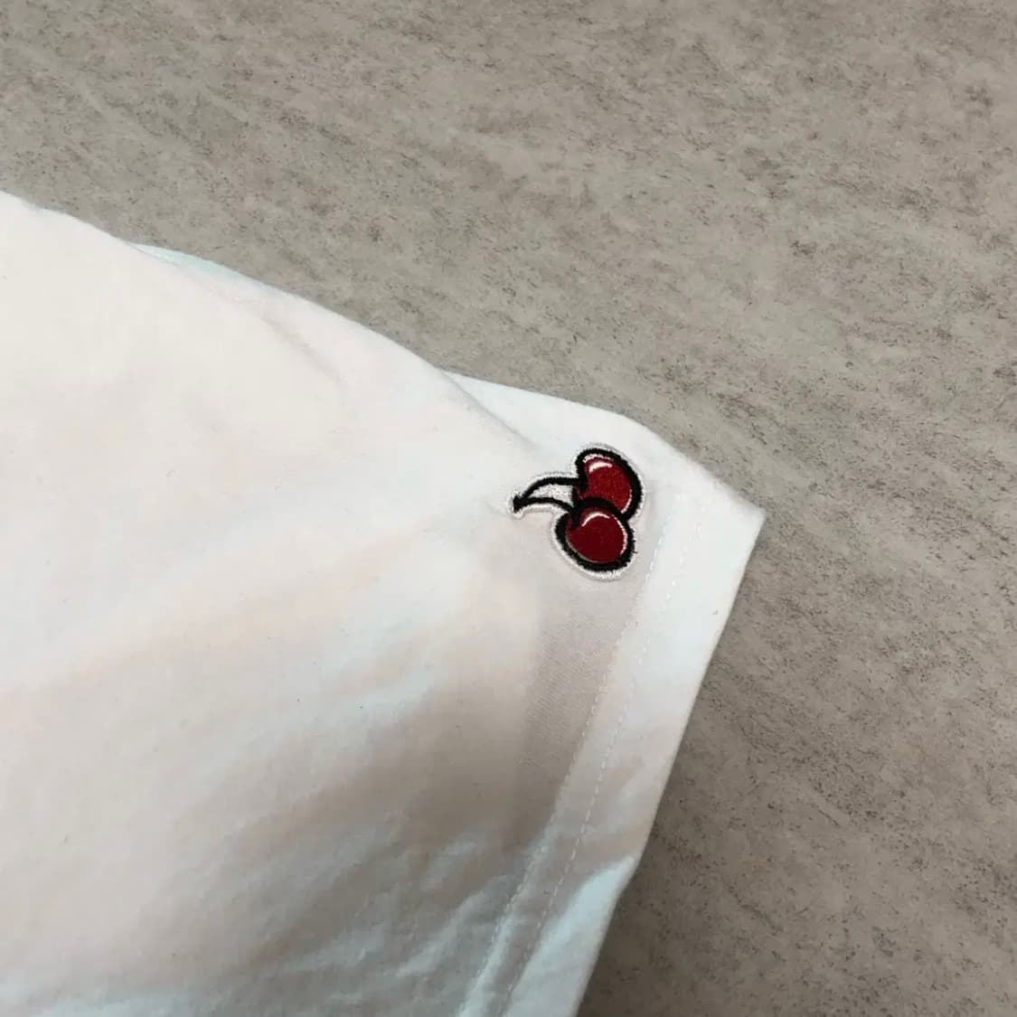 키르시 빅 체리 로고 반팔 티셔츠 아이보리 상품이미지3