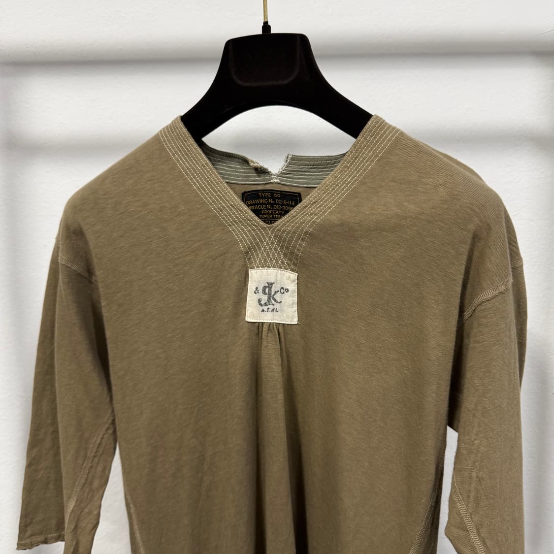 캐피탈 브이넥 밀리터리 탑  상품이미지2